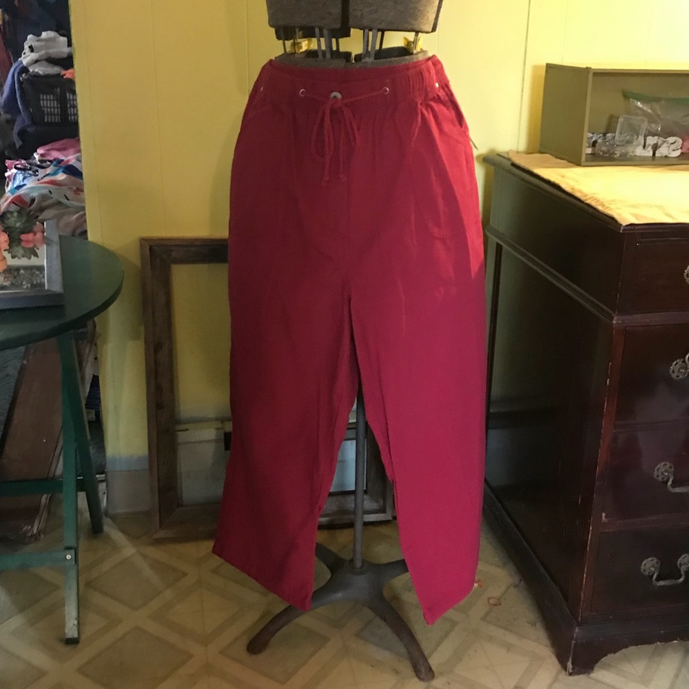 Reddish pink elastic and drawstringed capris